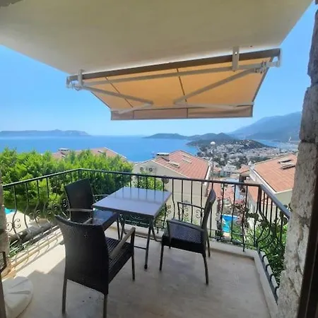 With View And Swimming Pool דירה